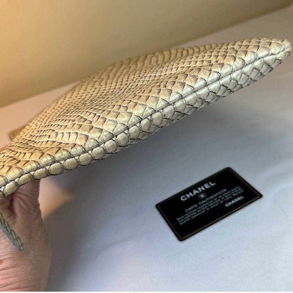 CHANEL Quilted iridescent python clutch - image 11
